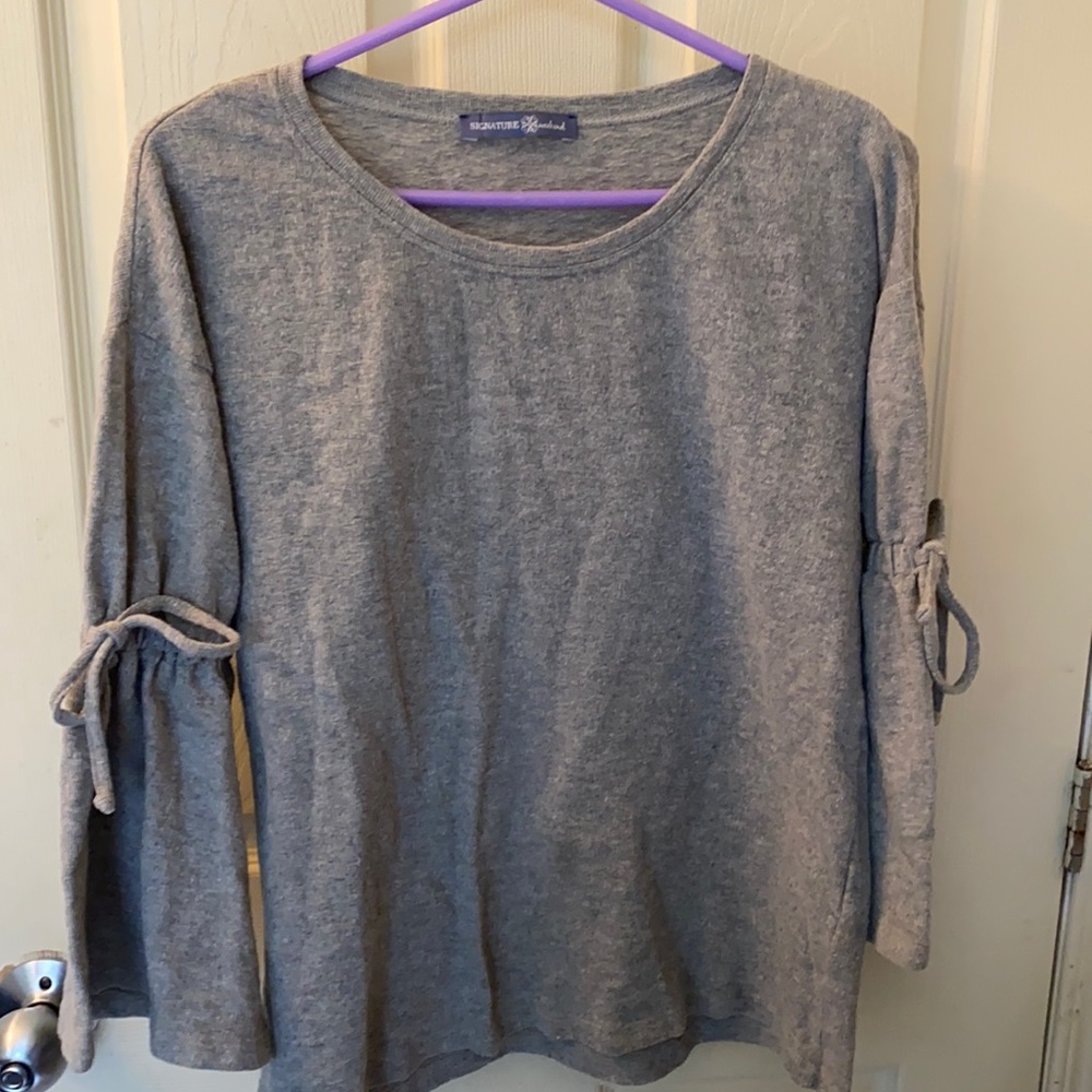 Grey t shirt